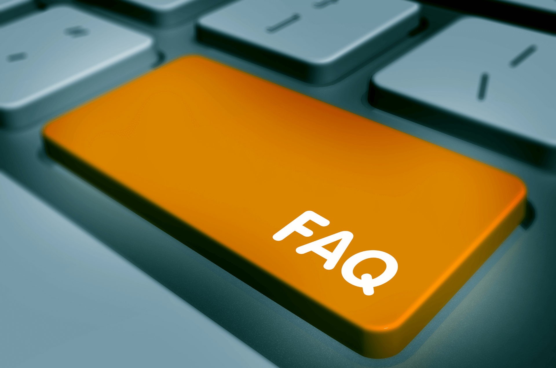 Tastatur mit einer hervorgehobenen orangenen Taste, auf der 'FAQ' steht.